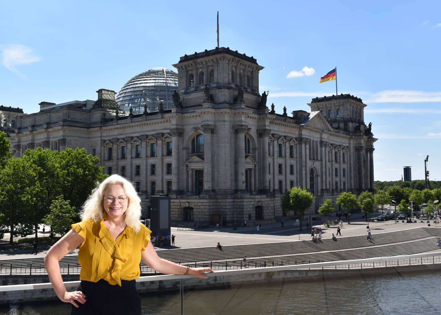 Bundestagsabgeordnete Dr. Kirsten Kappert-Gonther vor dem Reichstagsgebäude in Berlin