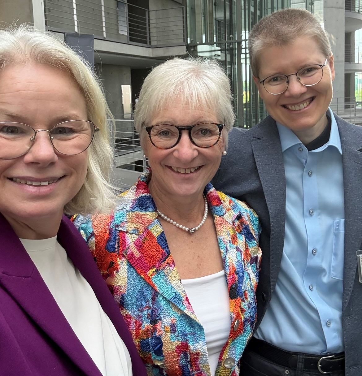 @Kirsten Kapper-Gonther mit Dr. Andrea Benecke, Präsidentin des Bundespsychotherapeuten-Kammer, Dr. Elke Prestin, Bundesnetzwerk Selbsthilfe seelische Gesundheit (NetzG) und Vorstand Aktion Psychisch Kranke